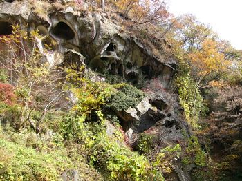 山寺の岩の穴