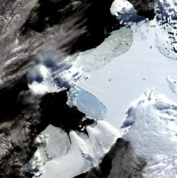 南極巨大棚氷、崩壊の危機.jpg