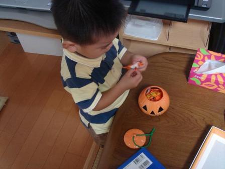 お菓子を食べる息子