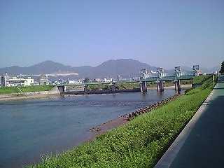 川沿いを北に向かって。