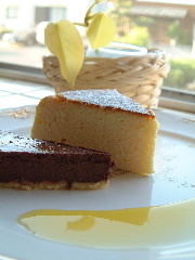 スフレチーズケーキとチョコレートタルト