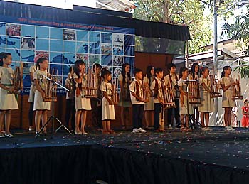 インドネシアの伝統楽器での演奏