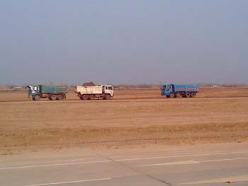 土砂の運搬の為、頻繁に行き交うダンプカー