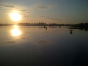 朝日に輝く練習場の池