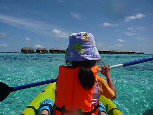 カヌーで水上コテージを散歩