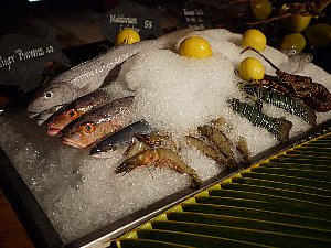 取れたてのお魚が並んでいます。選ぶ事も出来ます。