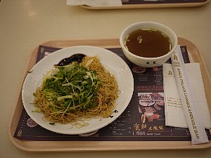 香港空港で食べた麺（焼きそば？）