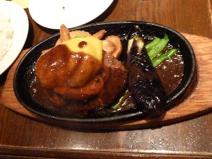 ６６ダイニングのチーズハンバーグ