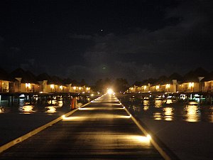 クダフラの水上ヴィラの夜景