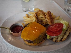 オークドアのハンバーガーセット（ポテト付き）