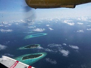 水上飛行機から見たモルディブの島々