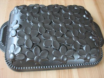 Daisy Cake Pan.JPG