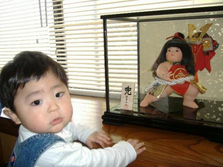 人形相手に敵対視する憧。