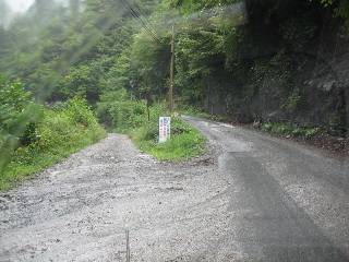 左は上野村、鉱山は右