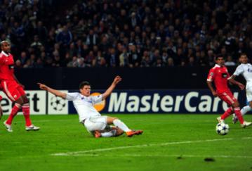 Jan Huntelaar scores the second goal.jpg