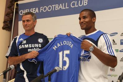 Jose Mourinho presents Florent Malouda of France with his new Chelsea team shirt at a press conference in Beverly Hills.jpg