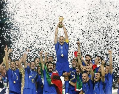 El seleccionado italiano Fabio Cannavaro levanta el trofeo que acredita a su equipo como campeon mundial de futbol tras derrotar en serie de tiros pen.jpg