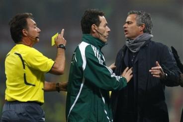 Jose Mourinho argues with Luis Medina Cantalejo during a Champions League first leg soccer match at the San Siro stadium.jpg