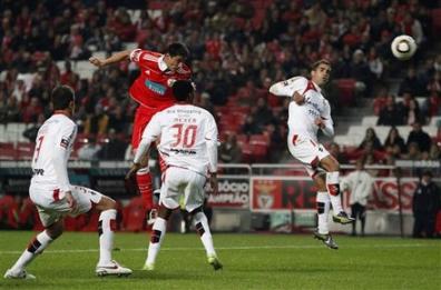 Oscar Cardozo heads the ball to score the opening goal against Olhanense during their Portuguese league soccer match.jpg