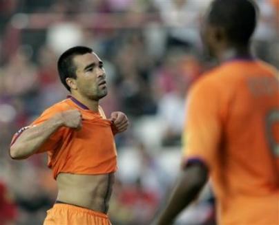 Deco reacts during a Spanish league soccer match against Gimnastic Tarragona at the Nou Estadi in Tarragona.jpg