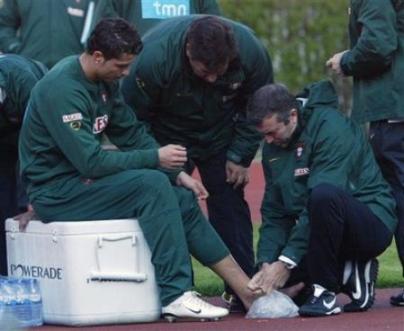 Cristiano Ronaldo receives treatment after a training session in Belgrade.jpg