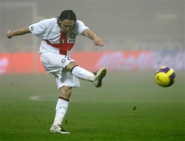 Maniche kicks the ball during the Italian first division soccer match between Inter Milan and Parma.jpg