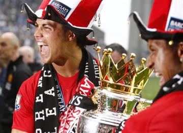 Ronaldo and Nani hold the Premier League trophy following their match against Wigan Athletic.jpg