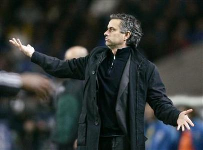 Mourinho gestures during their Champions League first knockout round first leg football match against Porto at Dragao stadium in Porto.jpg