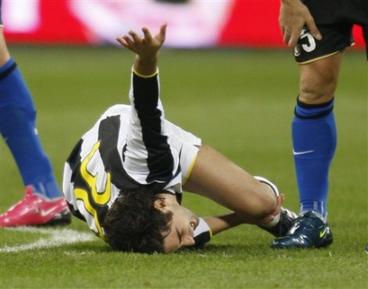 Tiago reacts after an injury during the Italian Serie A major league soccer match against Inter Milan at the San Siro.jpg