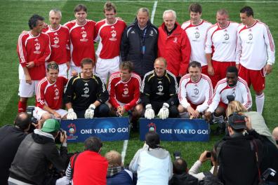 A mix of former and current football players pose before an exhibition match on the Jundfrau Glacier 3500 m altitude in Switzerland 08 June 2007.jpg