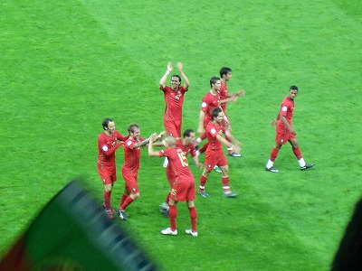 ラウール・メイレレスのゴールを喜ぶポルトガル代表