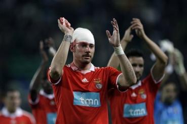 Javi Garcia bleeding from a head wound and his teammates applaud the supporters at the end of their Portuguese League soccer match at Alvalade.jpg