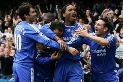 Ricardo Carvalho is congratulated by his team-mates after scoring against Tottenham Hotspur during their Premeirship match at Stamford Bridge on 07 April 2007.jpg