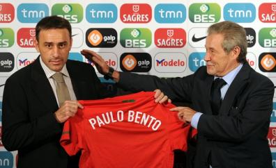 Paulo Bento receives a jersey with his name from Gilberto Madail during a press conference in Lisbon.jpg