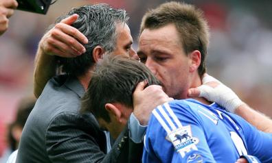 Jose Mourinho consoles Captain John Terry and Frank Lampard after they drew 1-1 with Arsenal in their Premiership match at home to Arsenal at the Emirates Stadium.jpg