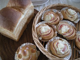 食パンとハムロール