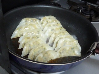 餃子焼いてます♪