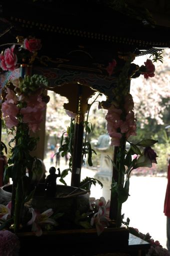 花をごらんになるお釈迦さま