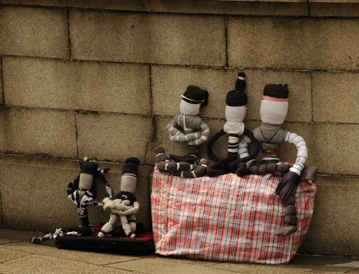 日本橋のたもとで待つ