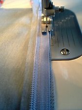 07.8.18裏のファスナーと縫い代を縫う