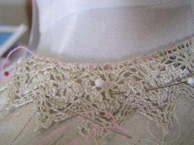 07.8.1チュニック襟レースを仮止め