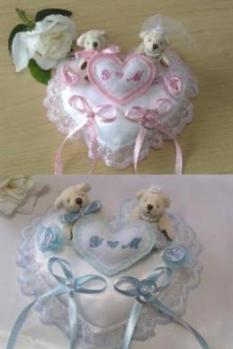 くまちゃんとお二人のイニシャル♪ハートリングピロー