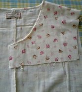 07.9.1Ｗガーゼ小花柄ブラウス襟ぐりを縫う