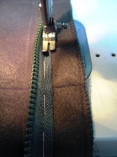 07.11.26パーカーベスト ファスナー