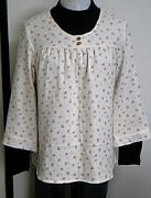 07.9.3Wガーゼ ブラウス完成黒ハイネックを合わせた所