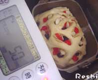 パネトーネにクープを入れ、チェリーを飾る