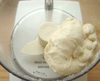 クイジナートフードプロセッサーDLC-8Pでパンの生地をこねる