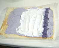 紫芋の白いロールケーキをまきまき