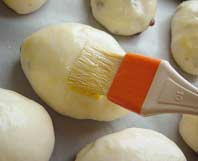 レーズンパン刷毛で卵を塗る