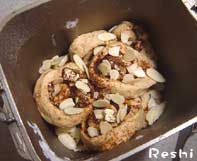 コーヒーロールパンをパンケースに入れる